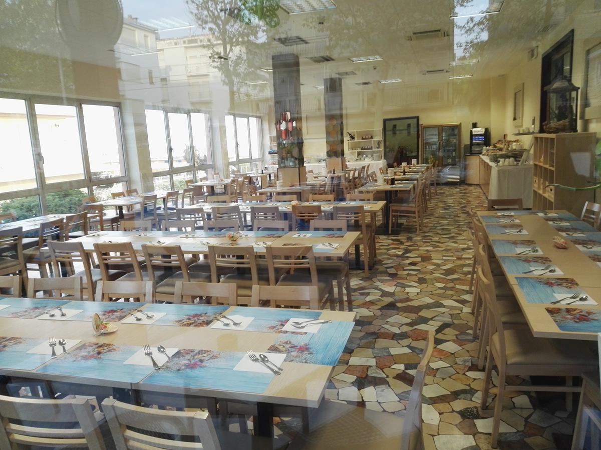 Hotel Sombrero Rimini Bagian luar foto