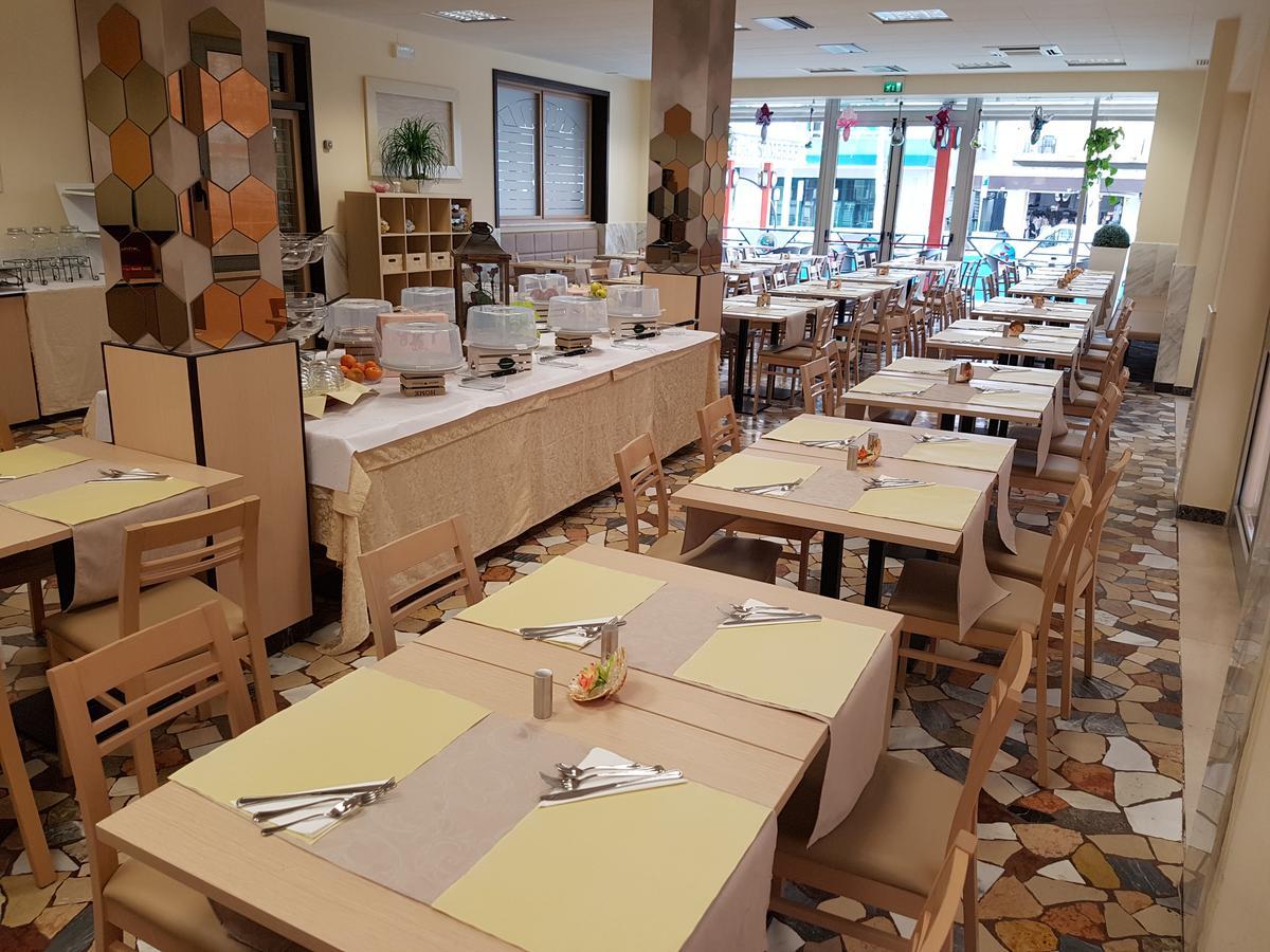 Hotel Sombrero Rimini Bagian luar foto