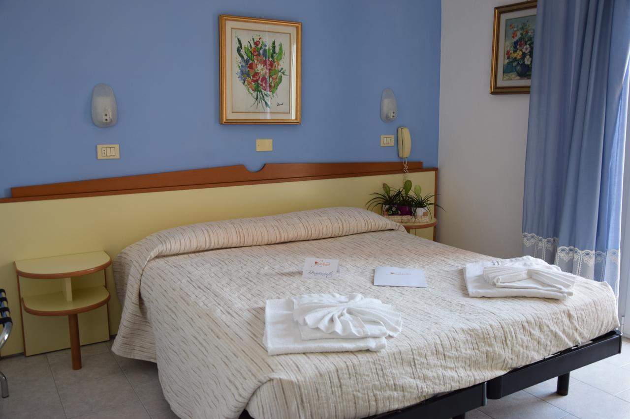 Hotel Sombrero Rimini Bagian luar foto